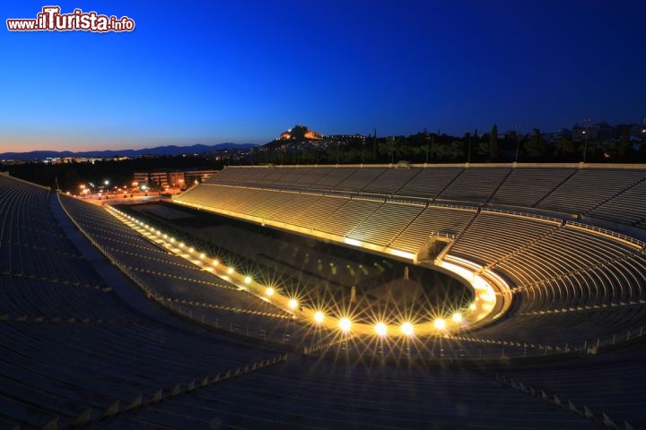 Immagine Lo Stadio Panathinaiko (Kallimarmaron) è la culla dei Giochi olimpici di Atene, fin dai tempi dell'Antica Grecia. E' stato realizzato utilizzando il marmo pentelico, e poteva accogliere fino a 50.000 spettatori. Andò perduto con la rovia di Atene, ma venne riscoperto nel 1870, e restaurato divenne la sede perfetta per la prima edizione delle Olimpiadi moderne, nel 1896. Memorabile nel 2004, l'arrivo del nostro maratoneta Baldini, che vinse qui l'oro finale della XXVIII Olimpiade di Atene - © Nick Pavlakis / Shutterstock.com