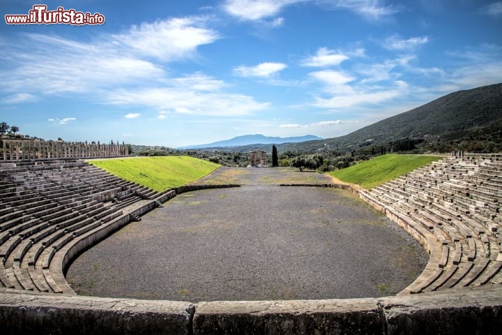 Immagine Lo stadio greco di Messini, Peloponneso - A testimonianza dell'antica città di Messini rimangono i resti del teatro di età ellenistica, dello stadio, del tempio dedicato a Artemide Limnatis e delle mura fortificate che rappresentano uno dei migliori esempi di edilizia militare di ogni tempo. Grazie agli interventi di restauro effettuati, lo stadio di Messini è una delle più importanti testimonianze del glorioso passato di questo territorio © elgreko / Shutterstock.com