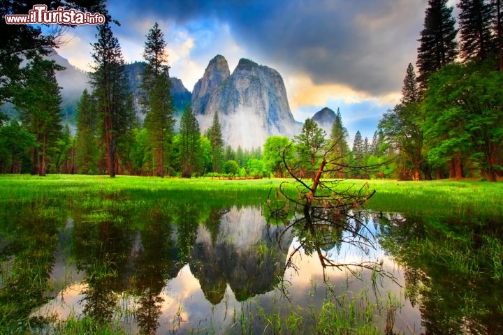 Immagine Stagno all'interno della Yosemite Valley: una fotografia scattata poco prima del Tramonto, sullo sfondo le rocce imponenti rocce granitiche del Parco Nazionale USA - © Katrina Leigh / Shutterstock.com