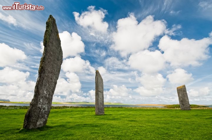 Immagine Le Standing stones of Stennes, le Pietre Erette di Stenness, uno dei quattro siti Neolitici inclusi nel Patrimonio dell'Umanità dell'UNESCO alle isole Orcadi in Scozia - © Nils Z / Shutterstock.com