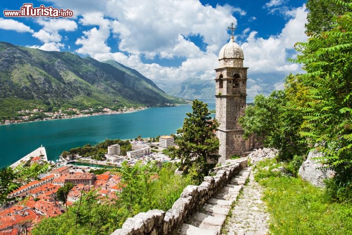 Immagine Stari Grad, Bocche di Cattaro, Montenegro. I bei paesaggi offerti dalle Bocche di Cattaro con la serie di golfi collegati l'uno all'altro e affacciati sulle pendici aspre delle Alpi Dinariche - © saiko3p / Shutterstock.com