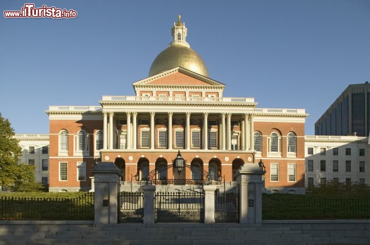 Immagine La Old State House di Boston, all'incorcio tra Washington Street e State Streets, risale al 1713 e fino al 1798 è stata sede del governo del Massachusetts. E' l'edificio pubblico più antico della città, ospita un museo storico gestito dalla Bostonian Society e fa parte dell'itinerario turistico Boston's Freedom Trail - © spirit of america / Shutterstock.com