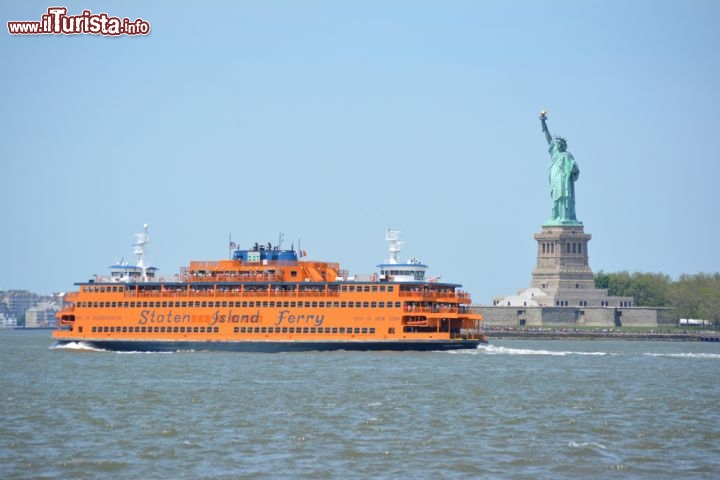 Immagine Staten Island Ferry e Statua della Libertà a New York, Stati Uniti. Il traghetto per Staten Island, da e verso la città di New York, è un servizio gratuito per il trasporto dei passeggeri: parte da Lower Manhattan nel molo South Ferry nella punta più meridionale di Manhattan. Lungo il suo viaggio di quasi 8,5 chilometri fiancheggia anche la statua della Libertà, monumento simbolo di New York e degli Stati Uniti d'America 195164825