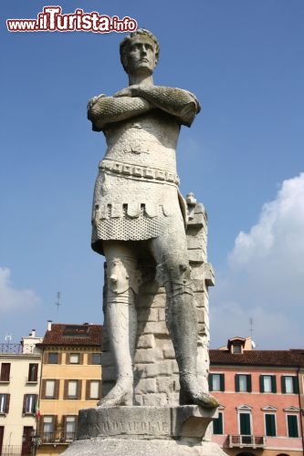 Immagine La statua opera di Luigi Strazzabosco raffigurante Antonio Savonarola a Prato della Valle, Padova.  - © Tupungato / Shutterstock.com