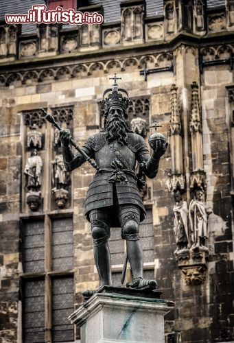 Immagine La statua dell'Imperatore Carlo Magno svetta in cima alla storica Fontana di Aachen (Aquisgrana,  Germania) a lui dedicata nel centro storico, a fianco della Cattedrale e la Cappella Palatina - © AMzPhoto / Shutterstock.com