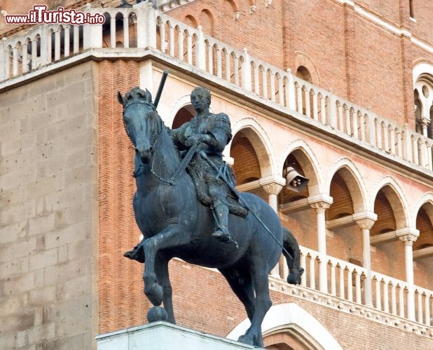 Immagine Il monumento equestre al Gattamelata, la statua in bronzo opera di Donatello situata nel centro storico di Padova - © Tupungato / Shutterstock.com