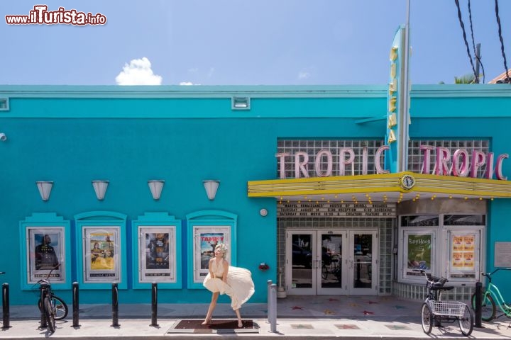 Immagine Statua di Marilyn Monroe, Key West - Al numero 416 di Eaton Street a Key West, di fronte al cinema Tropic, si trova la statua di Marilyn Monroe che la ritrae nella famosa scena del film "Quando la moglie è in vacanza" in cui il vestito bianco dell'attrice fu sollevato dal vento proveniente dalla metropolitana mentre lei si trovava sopra una grata © f11photo / Shutterstock.com