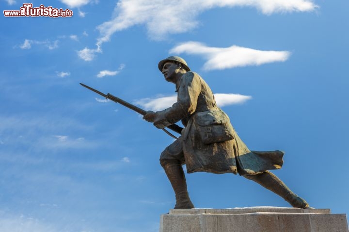 Immagine Statua del Milite Ignoto a Brasov, Romania - Un particolare del gruppo scultoreo dedicato al Milite Ignoto ospitato nel centro storico della città di Brasov © Photosebia / Shutterstock.com