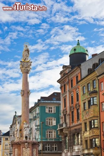 Immagine La statua di Nostra Signora svetta su di una colonna nel centro storico di  Innsbruck, la cosiddetta Altstadt centro storico  - © Tatiana Popova / Shutterstock.com