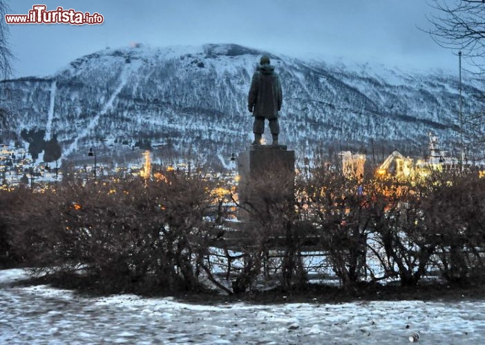 Immagine La statua di Roald Amundsen, vicino al porto di Tromso in Norvegia. Fu l'esploratore che conquistò il Polo Sud nel 1911, ed il primo a sorvolare il Polo Nord, una vera leggenda norvegese. Morì per un incidente aereo quando tentava di portare soccorso al dirigibile Italia, oprecipitato sui ghiacci artici