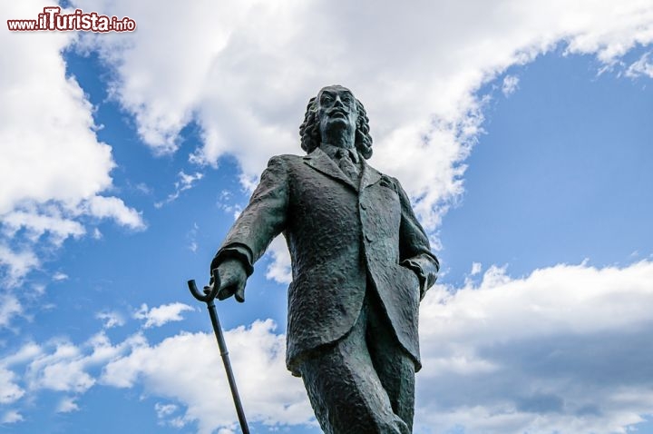 Immagine La statua di Salvador Dalì nel villaggio di Cadaques, Spagna, Costa Brava 224145907 - © Ammit Jack / Shutterstock.com