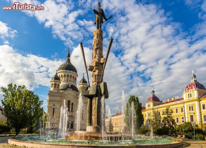 Immagine Statua di Stephen Bocskay, Cluj Napoca - Nobile e principe della Transilvania, Stephen Bocskay nacque nell'odierna Cluj Napoca nel gennaio del 1557. A capo di una rivolta contro gli Asburgo che cercarono di imporre il cattolicesimo al regno di Ungheria, strinse un patto di alleanza con l'impero turco riuscendo con il loro aiuto a garantire la libertà di culto sia all'Ungheria che alla Transilvania. Una statua dedicatagli si innalza sopra la fontana dinnanzi alla cattedrale della città © Leonid Andronov / Shutterstock.com