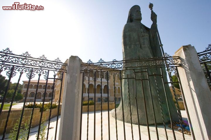 Immagine Una statua a Nicosia, la storica capitale dell'isola di Cipro - © Antonis Anastasiades / Shutterstock.com