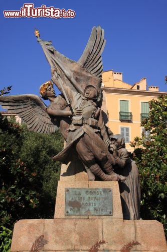 Immagine Statua ai caduti patrioti ad Ajaccio in Corsica - © John Copland / shutterstock.com