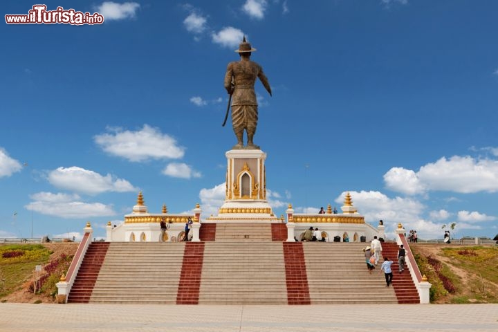 Immagine Statua al Quai Fa Ngum a Vientiane Laos - © Muellek Josef / Shutterstock.com
