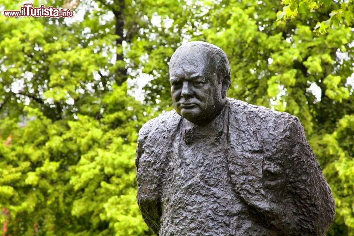 Immagine Ad Halifax (capitale della Nuova Scozia, Canada) un'imponente statua in bronzo di Winston Churchill se ne sta nel prato di fronte alla Spring Garden Road Memorial Library dal 1980. Creata dallo scultore Oscar Nemon, la scultura ricorda la visita di Churchill ad Halifax nel 1943, è alta 3 metri e pesa 1,5 tonnellate - © V. J. Matthew / Shutterstock.com