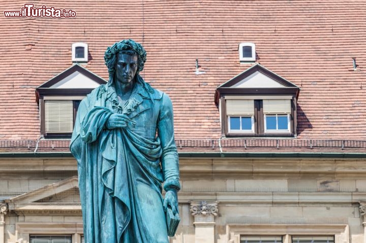 Immagine Nel centro storico di Stoccarda, in Piazza Schiller, c'è la statua del poeta, filosofo, storico e drammaturgo tedesco Friedrich Schiller, realizzata nel 1839 dallo scultore danese Bertel Thorvaldsen, noto esponente del neoclassicismo - © Anibal Trejo / Shutterstock.com