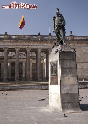 Immagine La statua di Simòn Bolìvar - il "Libertador" di Colombia, Bolivia, Ecuador, Panama, Perù e Venezuela - sorge al centro di Plaza de Bolivar, nel cuore di Bogotà. Realizzata dallo scultore italiano Pietro Tenerani nel 1846, è stato il primo monumento pubblico della città - © gary yim / Shutterstock.com