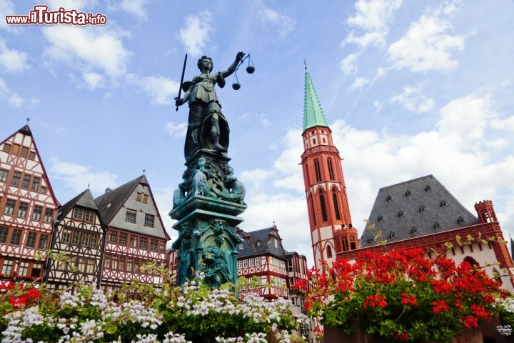 Immagine La statua della Giustizia si trova nel cuore del centro storico di Francoforte sul Meno, in Germania - © Christian Mueller / Shutterstock.com