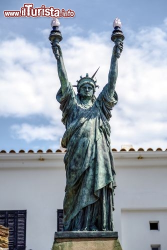 Immagine Statua della Liberta' di Salvador Dali nel borgo di Cadaques, Spagna 208014367 - © Ammit Jack / Shutterstock.com