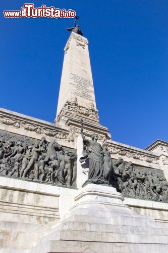 Immagine A Palermo, in Via della Libertà, sorge quella che molti chiamano Statua della Libertà. L'obelisco progettato da Ernesto Basile sorge in cima a un'imponente scalinata, è alto più di 28 metri ed è sormontato dalla scultura bronzea della Vittoria alata. Fu realizzato nel 1910 in occasione del cinquantenario della liberazione di Palermo da parte dei MIlle e dell'annessione della Sicilia al Regno d'Italia - © giuliaisabella / Shutterstock.com