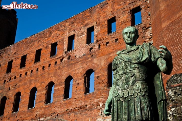 Immagine La statua bronzea di Cesare Augusto si trova di fronte alla Porta Palatina di Torino, insieme a quella di Giulio Cesare. Le due sculture, che si ispirano all'arte romana, non sono originali, ma copie inserite nell'area archeologica in occasione del restauro del 1934. La paternità delle opere non è chiara   - © PerseoMedusa / Shutterstock.com