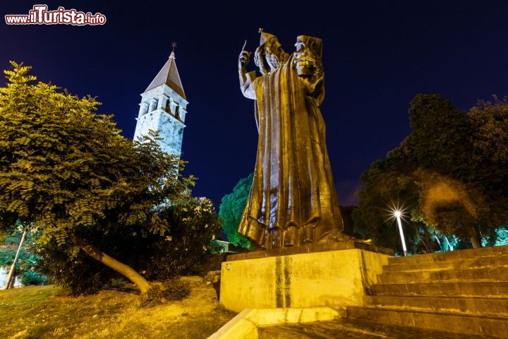 Immagine La statua di Gregorio di Nona Ninski nel centro di Spalato, in Croazia. Il vescovo cattolico croato nel X secolo tradusse il messale romano in lingua slava e contribuì fortemente alla diffusione del Cristianesimo. La scultura del 1929 è di Ivan Meštrović - © anshar / Shutterstock.com