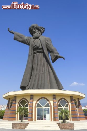 Immagine Statua di Mevlana a Konya, Turchia. Fondatore della confraternita sufi dei "dervisci" rotanti, Mevlana è considerato il massimo poeta mistico della letteratura persiana - © multitel / Shutterstock.com