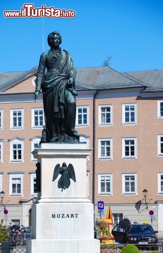Immagine Statua di Mozart a Salisburgo: il grande musicista nacque in questa città (la casa è in Getreidegasse) che ormai è legata in modo indissolubile all'artista - © DD-Photography / Shutterstock.com