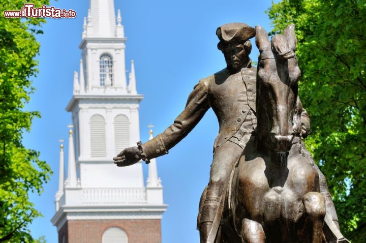 Immagine La statua di Paul Revere, patriota e incisore statunitense, è tra i monumenti più fotografati di Boston (qui con la Old North Church sullo sfondo). A Cyrus Dallin servirono 16 anni per realizzare la statua, che rappresenta la celebre cavalcata notturna  - © Jorge Salcedo / Shutterstock.com