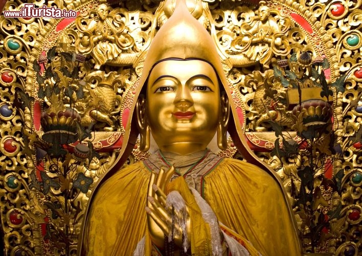 Immagine La statua di Zhong Ke Ba nel Tempio Yonghe Gong, Pechino - Il Tempio Yonghe Gong (in cinese "convento dei lama") è un monastero buddhista di Pechino costruito nel 1694 per volere dell'imperatore Kangxi della dinastia Qing come testimonianza della sua devozione per il buddhismo tibetano. Il complesso religioso comprende cinque cortili su cui si affacciano svariati edifici. Per lungo tempo fu il più grande monastero di Pechino di cui ancora oggi rappresenta una delle attrattive principali. Nell'immagine, un particolare della statua di Zhong Ke Ba, famoso monaco © ben bryant / Shutterstock.com
