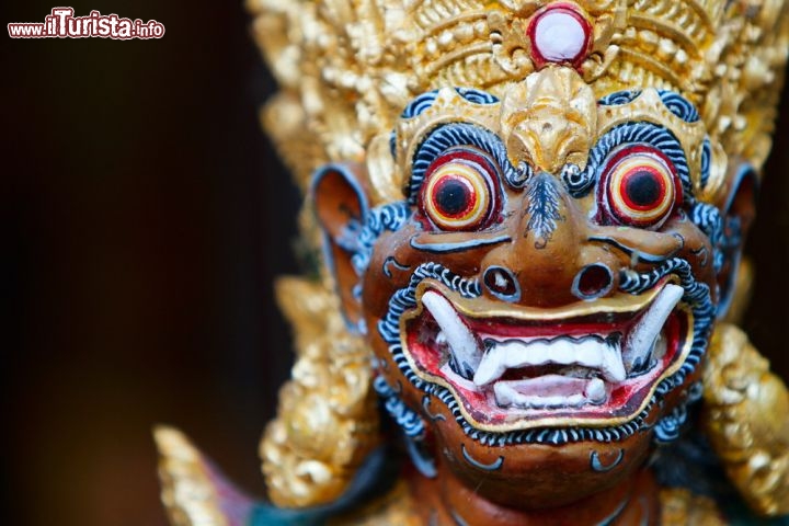 Immagine Statua di una divinità, dentro ad un tempio balinese di Bali, l'isola dell'Indonesia - © BlueOrange Studio / Shutterstock.com