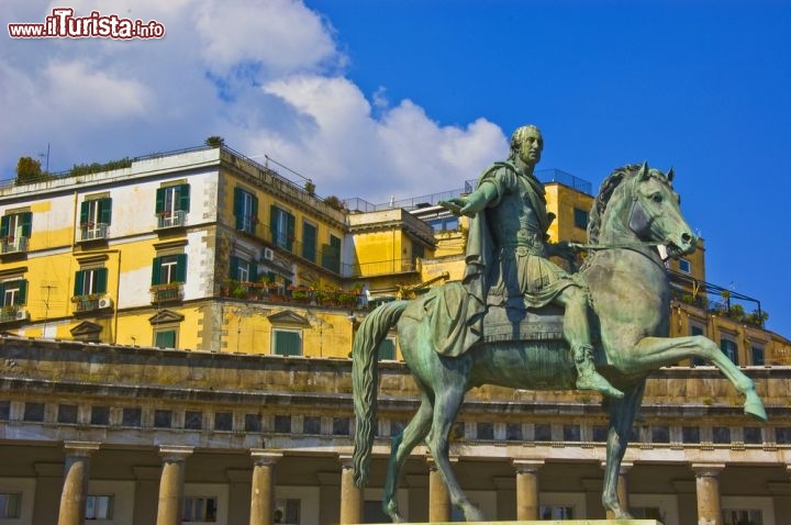 Immagine Statua equestre di Carlo III in Piazza Plebiscito a Napoli - © edella / Shutterstock.com