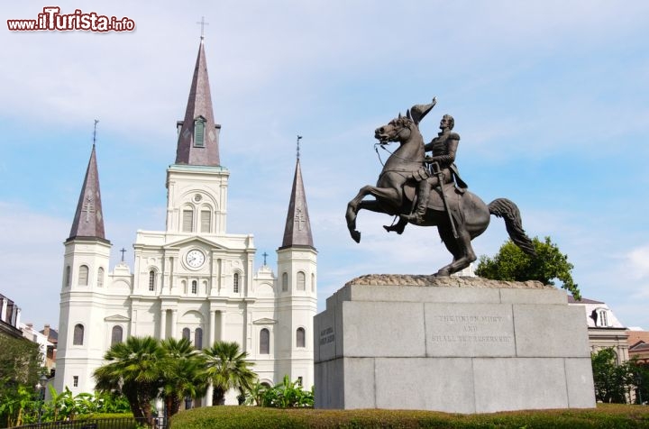 Immagine Statua equestre di Andrew Jackson, New Orleans - Al centro del quartiere francese di New Orleans sorge la famosa scultura equestre dedicata al generale Andrew Jackson, 7° presidente degli Stati Uniti d'America fra il 1829 e il 1837. Qualche anno prima, nel 1812, durante la guerra contro l'Inghilterra Jackson fu nominato generale del fronte meridionale riuscendo a riportare una grande vittoria contro gli inglesi proprio nella città di New Orleans, con pochissime perdite di vite umane fra i suoi soldati. Da quel momento fu soprannominato Old Hickory, la "vecchia quercia". Questa bella statua che sorge al centro di Jackson Square, frequentata da pittori e giovani artisti di strada, è un tributo al suo valore. 

Sulla più importante piazza della città si affaccia anche uno dei più suggestivi luoghi di culto di tutta la Louisiana, la cattedrale di Saint Louis.  - © rarena / Shutterstock.com