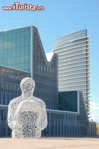 Immagine In occasione dell'Expo del 2008 la città spagnola di Saragozza è stata protagonista di una bella modernizzazione. La zona dell'Expo era a nord della città, lungo un'ansa del fiume Ebro, nel cosiddetto "meandro de Ranillas". Nella foto una scultura di Jaume Plensa - © Drimi / Shutterstock.com