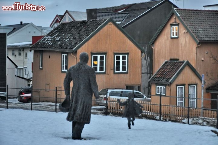 Immagine Statua in un parco del centro di Tromso in Norvegia