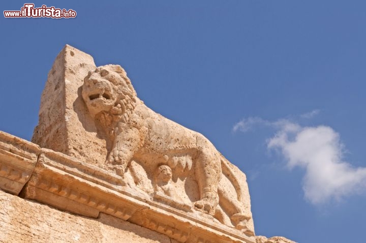 Immagine Statua di un antico leone presso il castello incompito di Iraq Al Amir - © Ahmad A Atwah / Shutterstock.com
