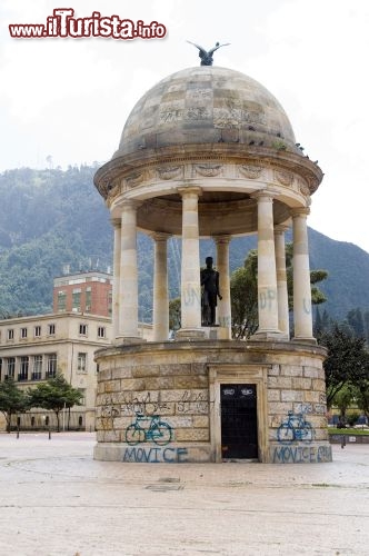 Immagine Il Templete al Libertador (Tempio del Liberatore) realizzato da Pietro Cantini nel Parque de los Periodistas (letteralmente "Parco dei Giornalisti"), uno dei polmoni verdi di Bogotà, capitale della Colombia - © rj lerich / Shutterstock.com