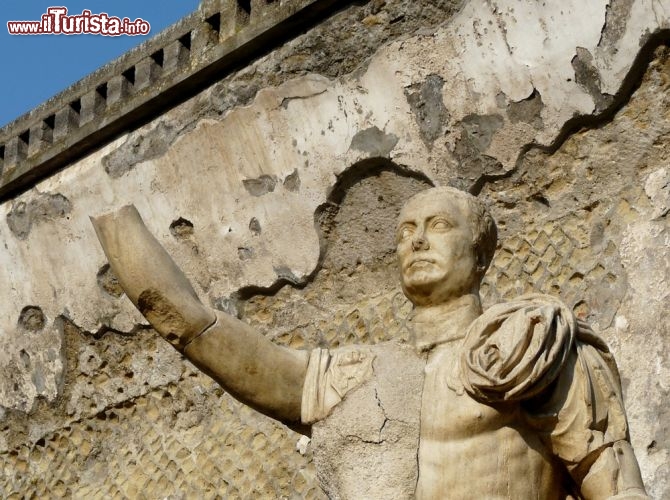 Immagine Statua romana nella città di Ercolano, negli scavi archeologici vicino a Napoli, sotto al Vesuvio - © khd Shutterstock.com