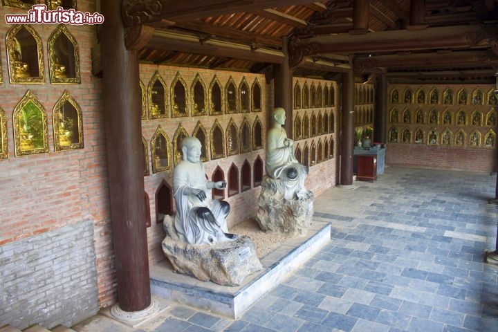 Immagine Statue di Buddha, Ninh Binh, Vietnam: nel tempio Bai Dinh trovano spazio statue del Buddha di ogni dimensione. Ne esiste anche una alta oltre dieci metri che pesa cento tonnellate - Foto © Matyas Rehak / Shutterstock.com