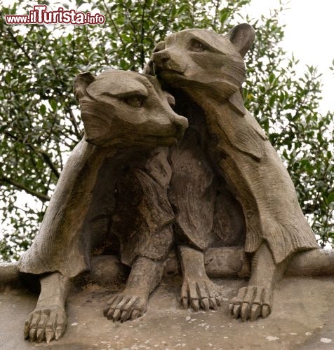Immagine Statue di animali, presso l'animal wall del Castello di Cardiff, in Galles - © Andy Poole / Shutterstock.com