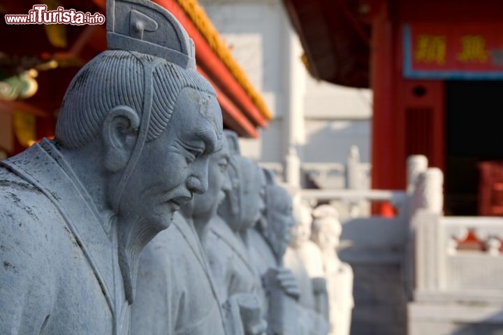 Immagine I templi di Nagasaki sono resi ancor più solenni dalle statue in pietra, che con espressione seria sembrano veri fedeli in contemplazione - © TOMO / Shutterstock.com