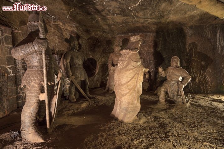 Immagine Statue di sale a Wieliczka, la miniera Patrimonio UNESCO. E' una delle più antiche minere di sale del mondo - © Nightman1965 / Shutterstock.com