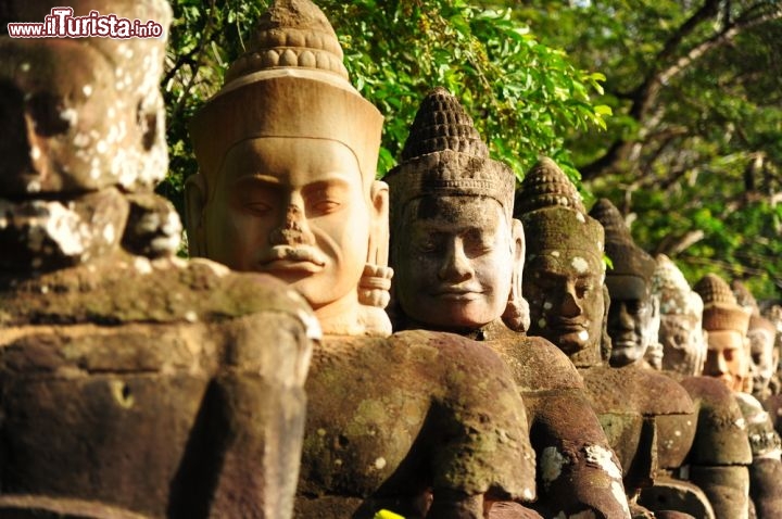 Immagine Statue giganti all'ingresso principale di Agkor Wat in Cambogia - © karinkamon / Shutterstock.com