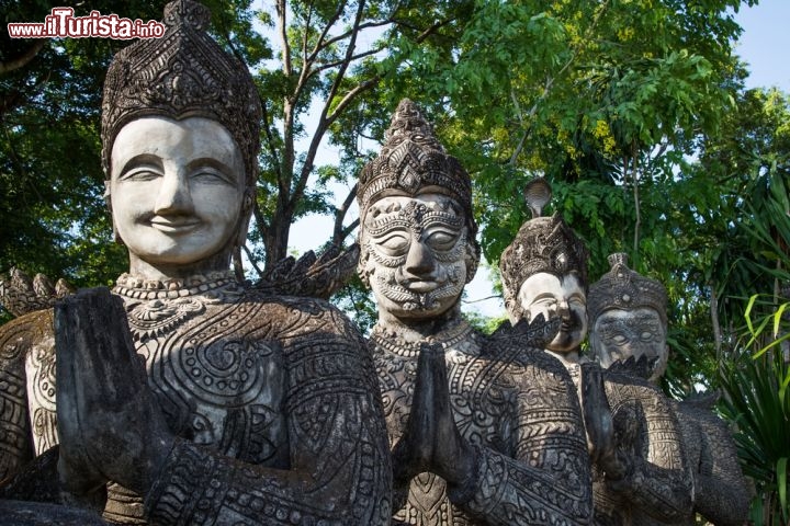 Immagine Alcune statue buddhiste a Nong Khai in Thailandia  - © donghero / Shutterstock.com