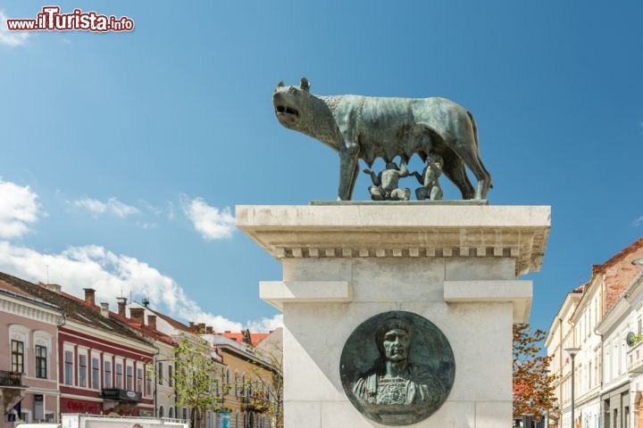 Immagine Lupa Capitolina, Cluj Napoca - Sulle rive del fiume Somesul Mic, nel centro della città, si trova una statua capitolina con la lupa che allatta Romolo e Remo. Si tratta di una delle 5 copie che lo Stato Italiano donò alla Romania e che in questo caso venne collocata a Cluj in Unirii Square: a inaugurarla nel 1921, davanti ad una folla di 25 mila studenti, fu il sindaco dell'epoca Iulian Pop. Nei decenni successivi la statua fu rimossa e portata al Museo di Storia della Transilvania dove è stata restaurata prima di essere collocata nell'attuale posizione in Eroilor Boulevard © Radu Bercan / Shutterstock.com