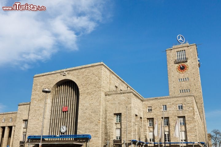 Immagine Stoccarda, land del Baden-Württemberg, Germania: la stazione dei treni centrale (Stuttgart Hauptbahnhof) è tra le più importanti della rete ferroviaria nazionale. Il primo treno vi giunse nel 1846 da Canstatt, e nei primi decenni del Novecento l'edificio fu rimodernato dagli architetti Bonatz e Scholer, che si erano aggiudicati un bando indetto dalle Reali Ferrovie dello Stato del Württemberg. Dopo essere sopravvissuta ai bombardamenti della Seconda Guerra Mondiale, nonostante i gravi danni, è stata dichiarata nel 1987 Monumento di importanza culturale - © Patrick Poendl / Shutterstock.com