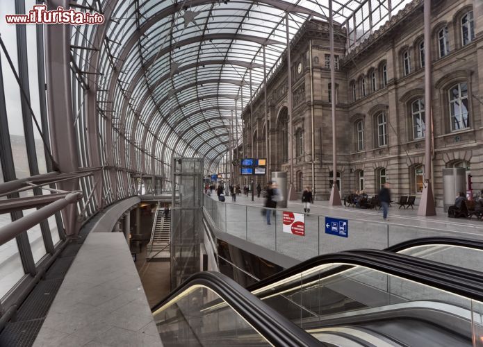 Immagine Stazione di Strasburgo, Francia - Servita dal TGV e dal TER Alsazia, la stazione di Strasburgo serve la città e la sua agglomerazione. Inaugurata nel lontano 1846, dotata di 14 binari ferroviari, non è solo il nodo nevralgico dei trasporti su rotaia del nord est della Francia ma anche un bell'esempio di stili architettonici che ne fanno un monumento da visitare. L'edificio originale, tipico del periodo Wilhelmiano, è stato circondato nel 2007 da una copertura tondeggiante in materiale trasparente © Vasily Mulyukin / Shutterstock.com