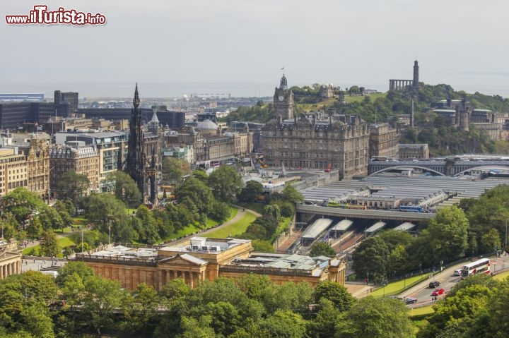 Immagine Stazione di Waverly a Edimburgo, la capitale della Scozia - © Patricia Hofmeester / Shutterstock.com