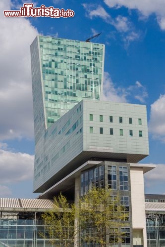 Immagine L'avveniristica stazione di Lille-Europa, dove arriva il treno TGV da Parigi. Costruita nel 1993, questa stazione ferroviaria dispone di diverse linee che collegano Lille alle principali città francesi oltre che a Londra, Bruxelles e Amsterdam. Dispone di una fermata della metropolitana che ogni 4 minuti si dirige verso il centro - © Pawel Szczepanski / Shutterstock.com